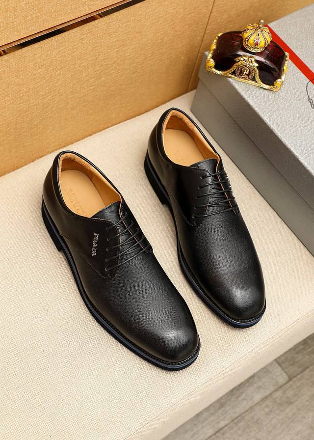 商品商标：prada 普拉达 商务皮鞋 正码码数: 39-44 38.45.46.47订制 商品材料：精选 进口头层十字纹小牛皮鞋面，进口水染牛皮内里。强烈立体