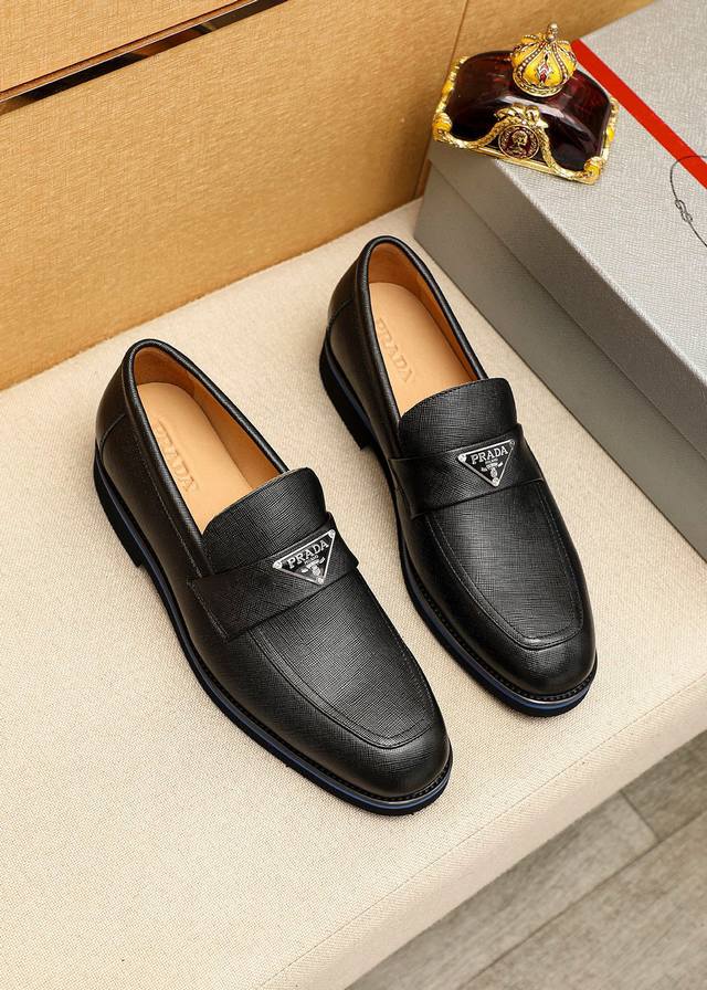 商品商标：prada 普拉达 休闲皮鞋 正码码数: 39-44 38.45.46.47订制 商品材料：精选 进口头层十字纹小牛皮鞋面+奢华五金扣，进口水染牛皮内