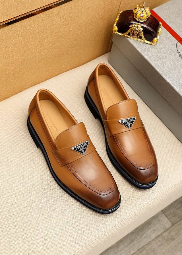 商品商标：prada 普拉达 休闲皮鞋 正码码数: 39-44 38.45.46.47订制 商品材料：精选 进口头层小牛皮鞋面+奢华五金扣，进口水染牛皮内里。强
