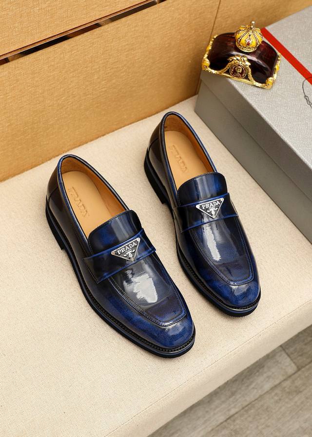 商品商标：prada 普拉达 休闲皮鞋 正码码数: 39-44 38.45.46.47订制 商品材料：精选 进口头层开边珠牛皮鞋面+奢华五金扣，进口水染牛皮内里