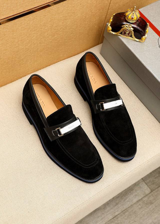 商品商标：prada 普拉达 休闲皮鞋 正码码数: 39-44 38.45.46.47订制 商品材料：精选 进口头层磨砂小牛皮鞋面+奢华五金扣，进口水染牛皮内里