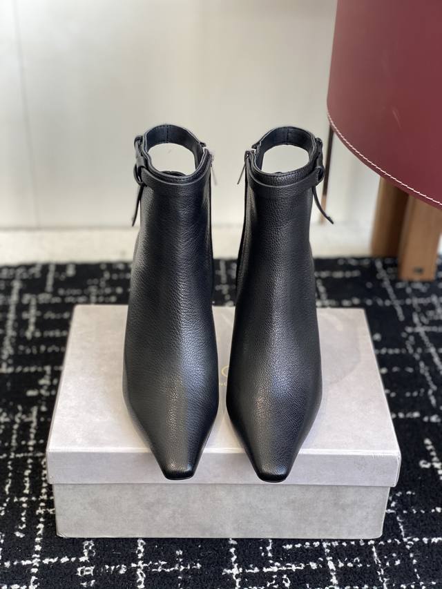 代购级 Jimmy Choo 25Ss 秋冬季新款 女士 小方头短靴 拿铁色海军蓝色撞色皮革拼针织踝靴 现代时尚的潮流化身 将经典玛丽珍鞋型重新想象设计，打造出