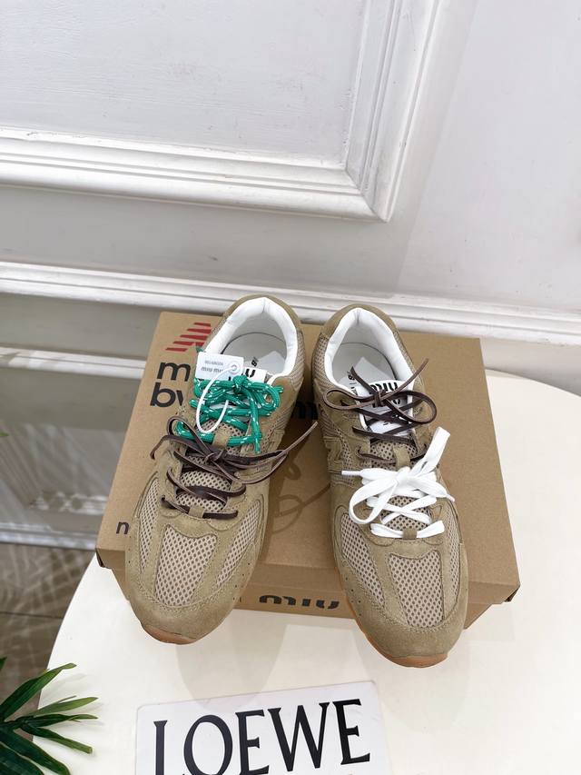 miu Miu 缪缪 25 专柜主打最新秀款 2025新品New Balance X Miu Miu 530 联名休闲运动鞋 火爆上新！ Bs缪家高货 顶级工艺