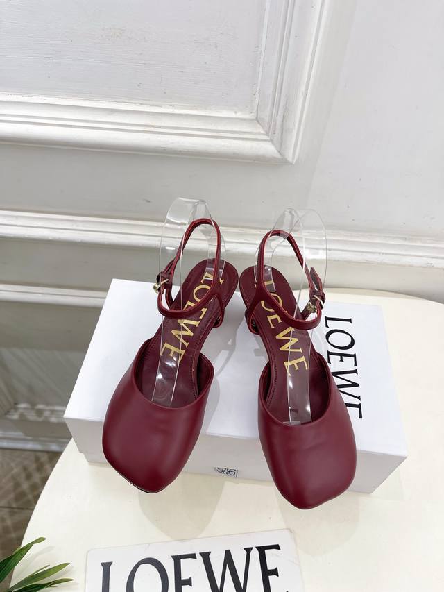 loewe 罗意威 2025秋冬新品 Toy 踝带芭蕾舞平底鞋、高跟鞋 Loewe作为这两年最受欢迎的设计师牌，设计简单、细节巧妙、清新脱俗！ 不想满大街撞款的