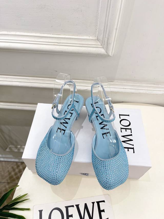 loewe 罗意威 2025秋冬新品 Toy踝带钻面芭蕾舞平底鞋、高跟鞋 Loewe作为这两年最受欢迎的设计师牌，设计简单、细节巧妙、清新脱俗！ 不想满大街撞款