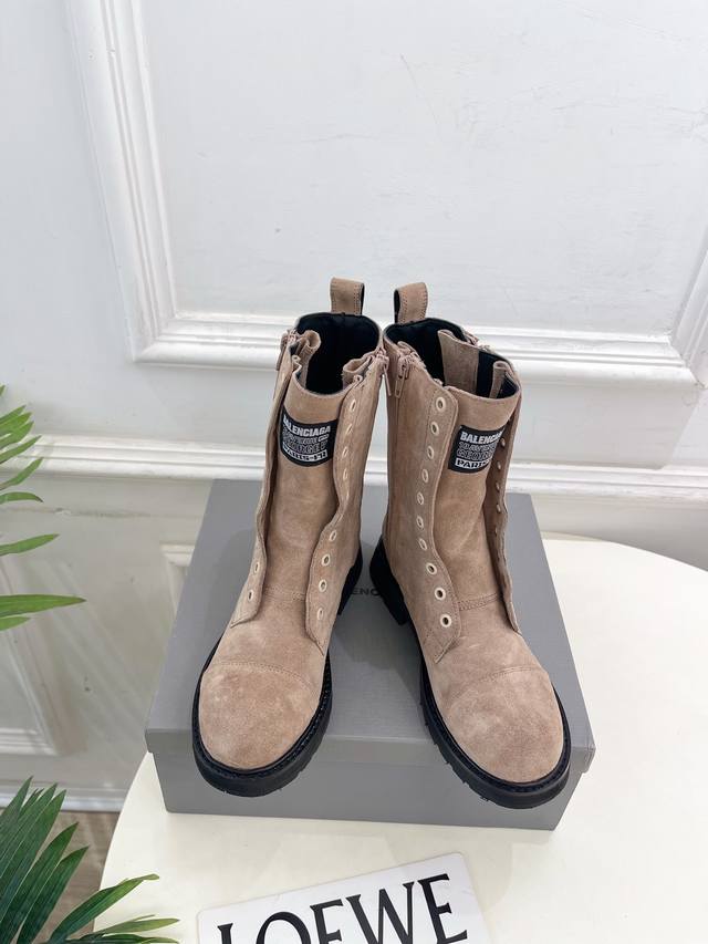 balenciaga 巴黎世家 25 2025秋冬新品情侣款厚底机车马丁靴 超火爆 众明星网红潮人大秀款 松驰感满满 秀气高级又可爱 小牛皮配搭和经典双Logo