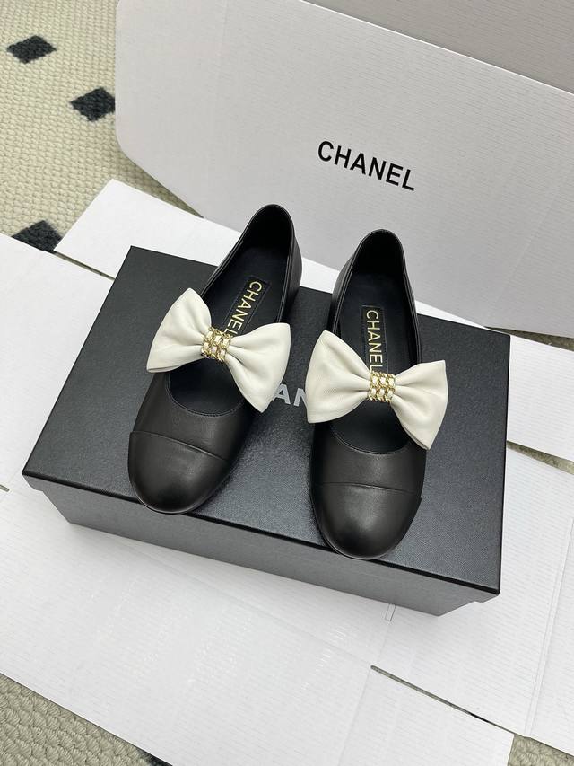 飞机盒10 升级版Chanel 25B蝴蝶结玛丽珍拖鞋 这一季的鞋子都很棒耶！纯黑色玛丽珍上脚很舒服鞋面皮质也很软，不用担心会磨脚。兔耳朵也好可爱，黑白拼色和黑