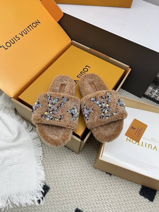代购级 Louis Vuitton 新款羊毛拖鞋 頂级品质纯皮毛一体直毛打造！超温暖的感觉，穿上仿佛踩在云朵上Lv经典老花装饰，精致高级！手工缝钻奢华高端让这双