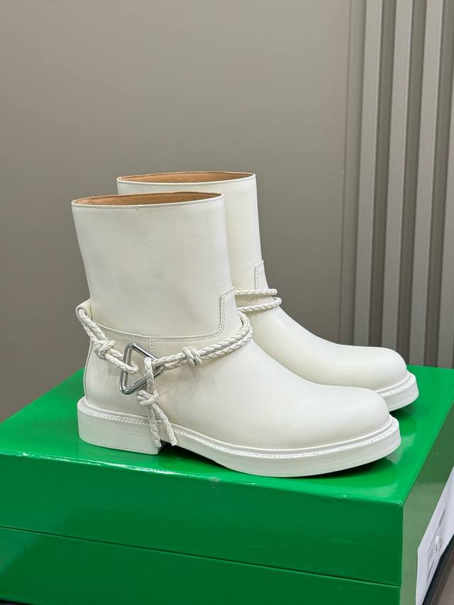 长靴 短靴550 Bottega Venet* Bv 女士James 及膝高靴 靴型超级修饰腿型，无论是肉肉腿还是小短腿，穿上立马拥有又直又细的视觉效果。倒三角
