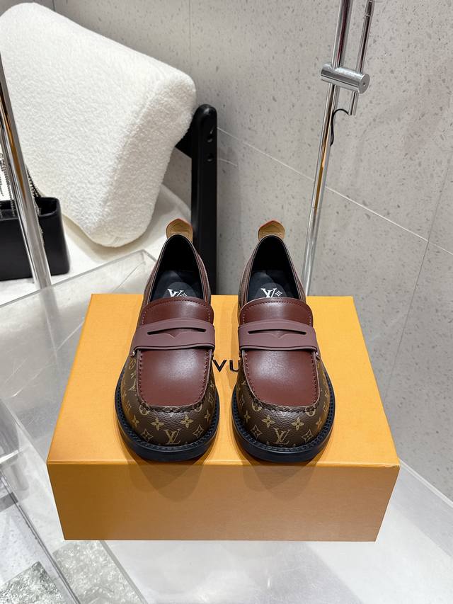 Louis Vuitton 25Ss秋冬新款 Lv 情侣款 乐福鞋 单鞋 皮鞋 鞋面：牛皮 老花皮 内里垫脚：牛皮 鞋底：原版开模定制橡胶大底 码数：女35-4