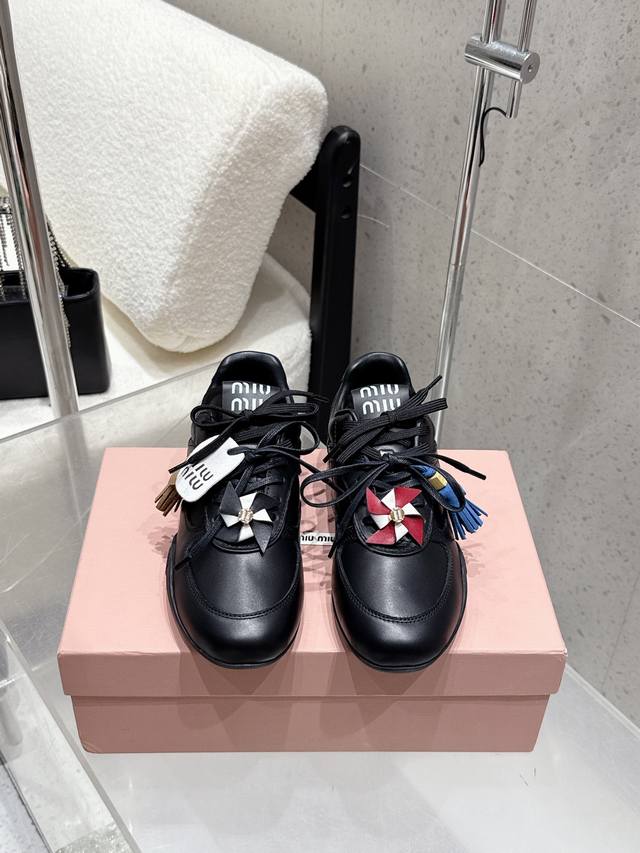 Miumiu 缪缪 Miu Miu 运动鞋 早春发售前先近赏同样是在十月的巴黎时装周，又被眼尖的粉丝们看见了 Miu Miu 的续作！经典的老爹鞋款式 New