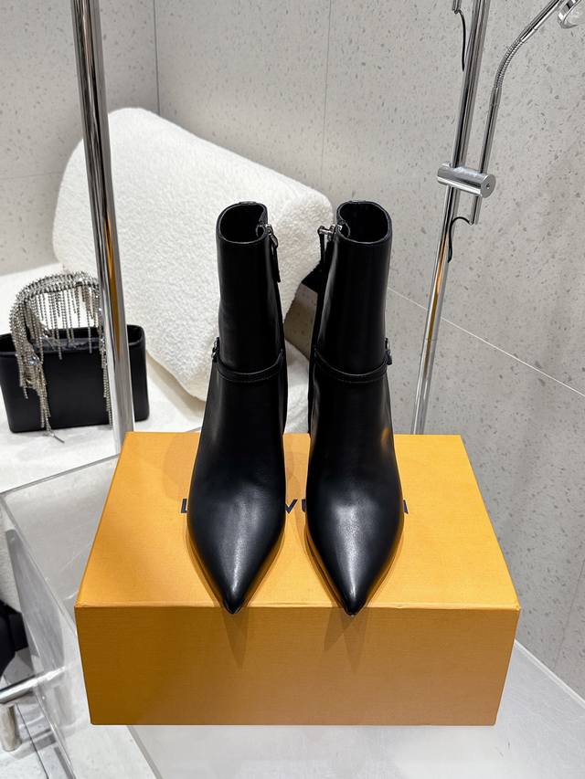 Louis Vuitton 25Ss秋冬新款 Lv尖头高跟侧拉链短靴 裸靴 鞋面：小牛皮 老花皮 内里垫脚：羊皮 鞋底：意大利真皮大底 跟高：8Cm 码数：35