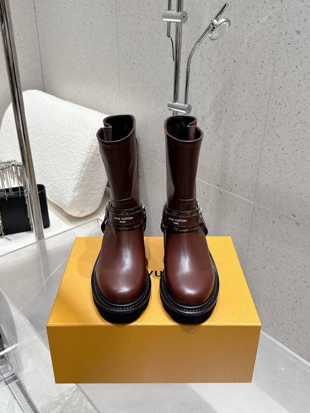Louis Vuitton 25Ss秋冬新款 Lv圆头一脚蹬链条皮带扣短靴 裸靴 鞋面：牛皮 内里垫脚：牛皮 鞋底：原版开模定制橡胶大底 码数：35-39 40