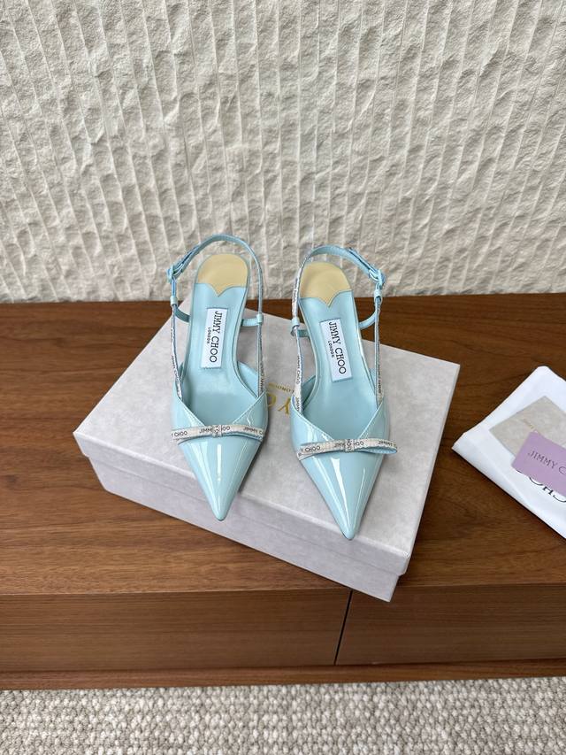 Jimmy Choo 吉米周 25Ss春夏新款 蝴蝶结 猫跟 凉鞋 来啦，搭配Logo蝴蝶结，既温柔大气 又有夏天的清新！ 6.5厘米的马蹄跟稳稳的气质来啦，全