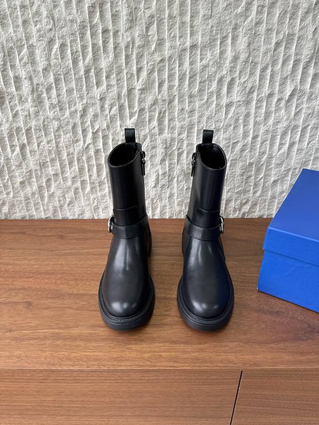 皮面 G036 Stuart Weitzman 25Ss秋冬新款 短靴 搭配我们的Rise轮胎鞋底 广受欢迎的Lift轮胎鞋底个性张扬、帅气粗旷设计、尽显时尚魅