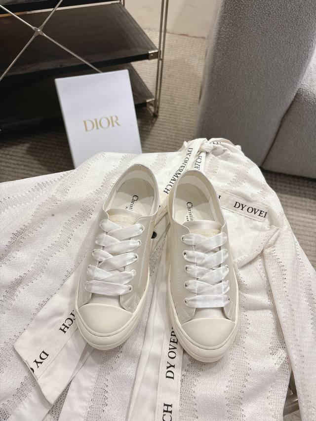 出厂 Dior 迪奥 2025Ss新款 Lucky系列绸缎小白鞋滑板鞋休闲运动鞋 顶级版本原版购入开发做货 这款迪奥运动鞋鞋面采用白色丝绸面料，侧面饰以金色饰面