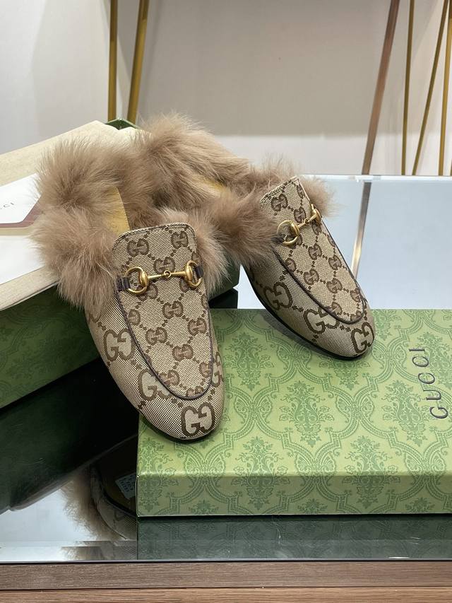 古奇万年经典 乐福毛拖 Gucci高版本毛拖 原版1:1复刻开发 原版一致进口定制材质。版型1:1复制 面料：进口定制经典双G老花织布 内里 垫脚：牛皮100%