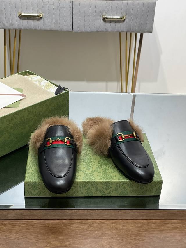 古奇万年经典 黑色小牛皮毛拖 Gucci高版本毛拖 原版1:1复刻开发 原版一致进口小牛皮 版型1:1复制 面料：进口西班牙小牛皮 内里 垫脚：牛皮100%进口