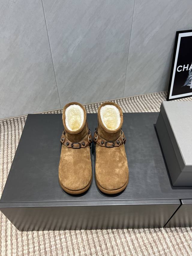 出厂: 独家顶级版本 Balenciag*巴黎世*家 Vs秋冬雪地靴系列 圆头横带扣雪地短靴 巴黎世家今年又出雪地靴！胖嘟嘟这么可爱啊！黑暗系的雪地靴真的太显瘦