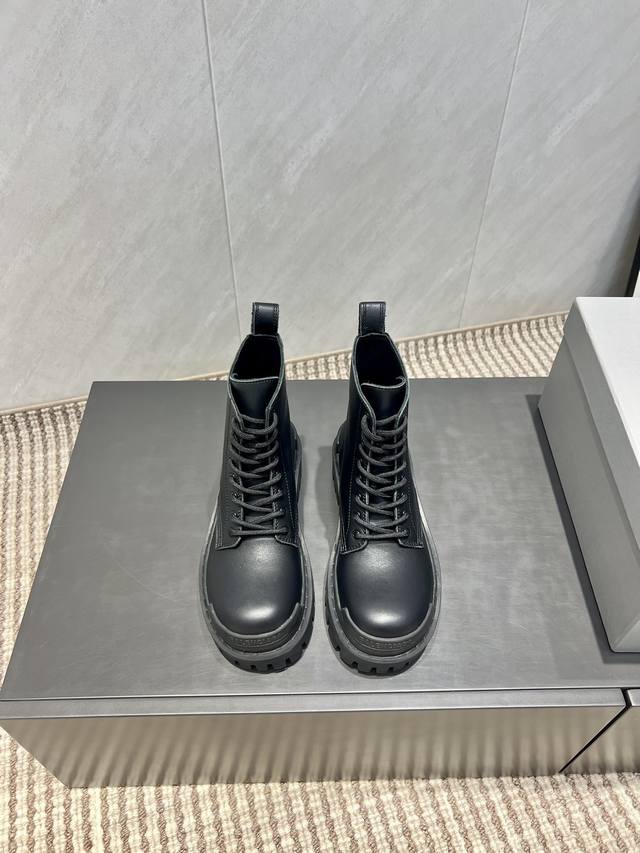 出厂:情侣光面款 独家顶级版本 Balenciag*巴黎世*家2025Vs秋冬情侣新款靴子系列 情侣复古厚底短靴 巴黎世家今年又出战靴！胖嘟嘟大头这么可爱啊！黑