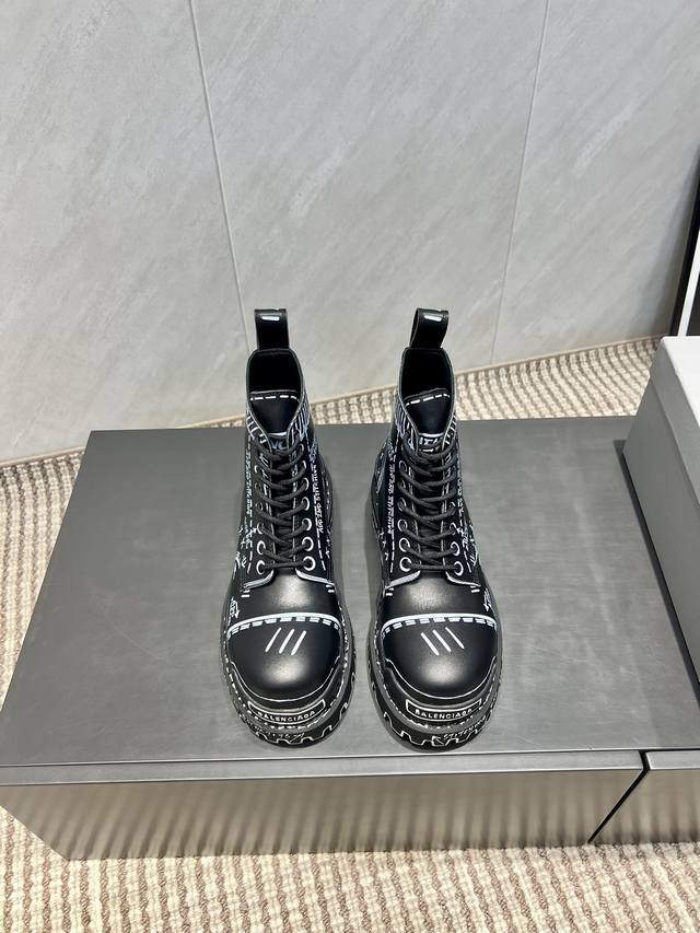 出厂:情侣涂鸦款 独家顶级版本 Balenciag*巴黎世*家2025Vs秋冬情侣新款靴子系列 情侣复古涂鸦短靴 巴黎世家今年又出战靴！胖嘟嘟大头这么可爱啊！黑
