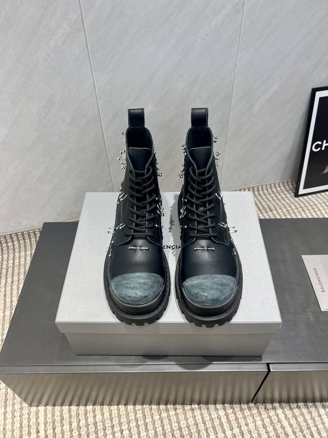 出厂:情侣串扣款 独家顶级版本 Balenciag*巴黎世*家2025Vs秋冬情侣新款靴子系列 情侣复古串扣短靴 巴黎世家今年又出战靴！胖嘟嘟大头这么可爱啊！黑