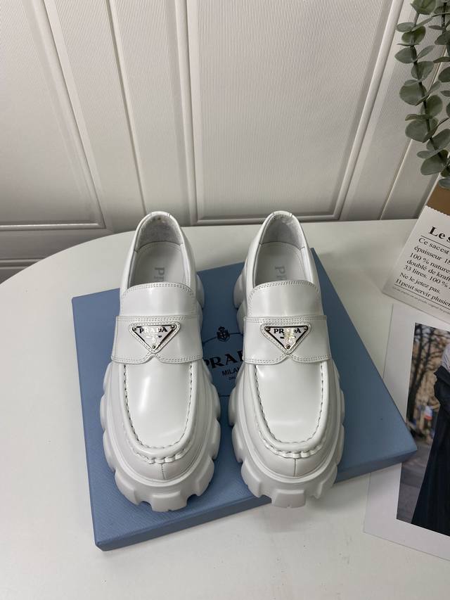 prad* Ss21New Arrival～ p家 新款，专贵4月新品 经典的车轮厚底+经典的乐福鞋面 鞋底不重，脚感超级舒适，增高5.5Cm 鞋面开边珠牛皮，