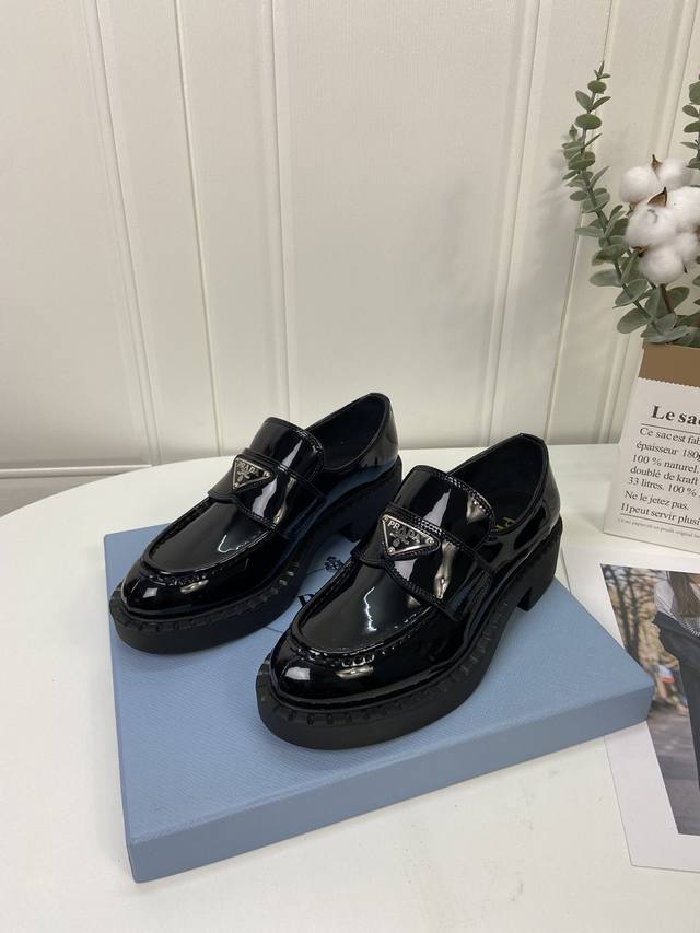 代购级 prad 22S官网秋冬高帮款，楦靴型+英伦复古设计，经典耐看！原版倒模楦型，极致1:1形体，进口高端面料呈现出精致质感！ 开模定制A级高密Tpu大底，