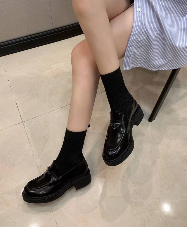 size：35-39 40订做不退换 pr*Da袜子乐福鞋！搭配的时候比运动鞋更容易出彩！可以很轻松的挑战很多种风格，可俏皮可成熟可复古可优雅。哪都挺好，就是我