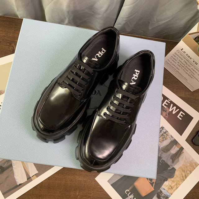 prad* Ss21New Arrival～ p家 新款，专贵4月新品 经典的车轮厚底+经典的乐福鞋面 鞋底不重，脚感超级舒适，增高5.5Cm 鞋面开边珠牛皮，