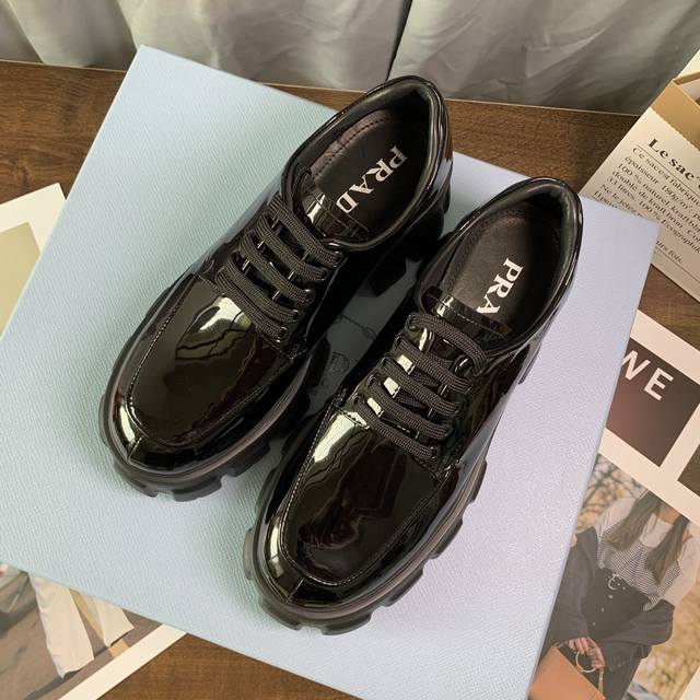prad* Ss21New Arrival～ p家 新款，专贵4月新品 经典的车轮厚底+经典的乐福鞋面 鞋底不重，脚感超级舒适，增高5.5Cm 鞋面开边珠牛皮，