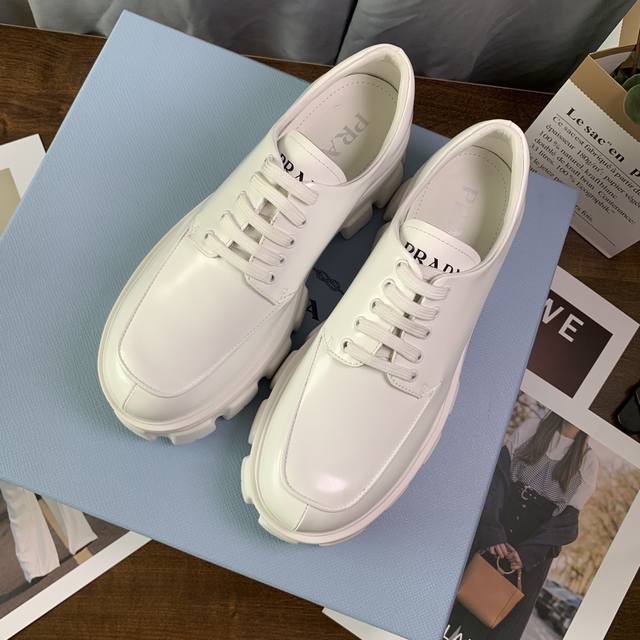 prad* Ss21New Arrival～ p家 新款，专贵4月新品 经典的车轮厚底+经典的乐福鞋面 鞋底不重，脚感超级舒适，增高5.5Cm 鞋面开边珠牛皮，