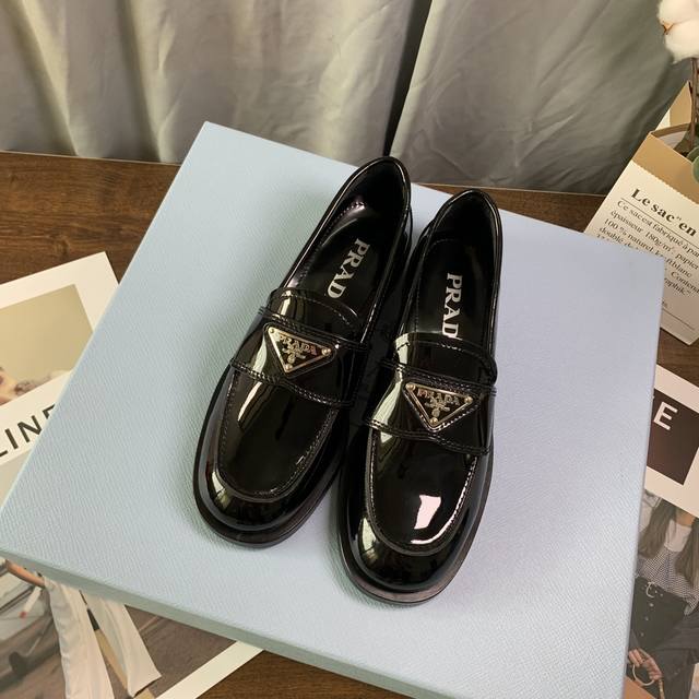 顶级代购版本 . prada普拉达走秀新品 金属三角Logo款 今年prada的设计简直不要太好看，未来感十足 高端大气的外观，上脚相当惊艳，最新系列比之前的更