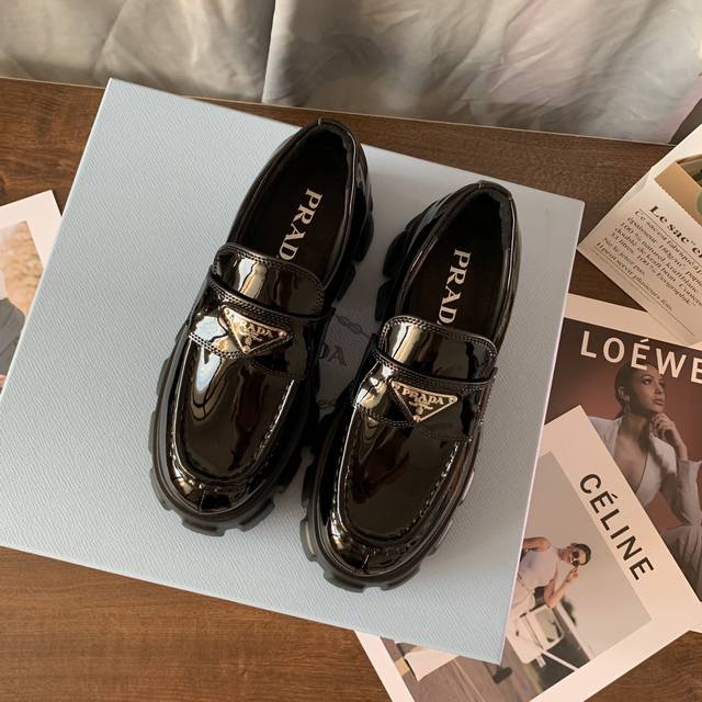 prad* Ss21New Arrival～ p家 新款，专贵4月新品 经典的车轮厚底+经典的乐福鞋面 鞋底不重，脚感超级舒适，增高5.5Cm 鞋面开边珠牛皮，