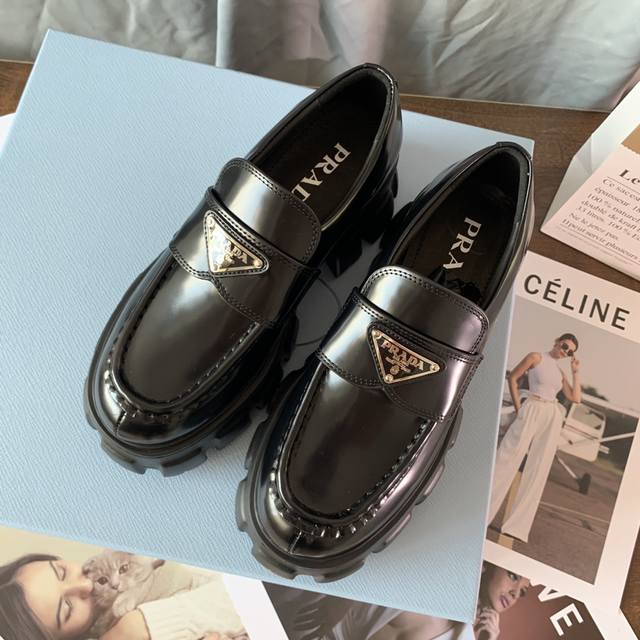 prad* Ss21New Arrival～ p家 新款，专贵4月新品 经典的车轮厚底+经典的乐福鞋面 鞋底不重，脚感超级舒适，增高5.5Cm 鞋面开边珠牛皮，