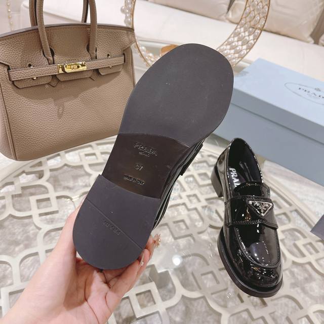 工厂p 顶级代购版本 . prada普拉达走秀新品 金属三角Logo款 今年prada的设计简直不要太好看，未来感十足 高端大气的外观，上脚相当惊艳，最新系列比