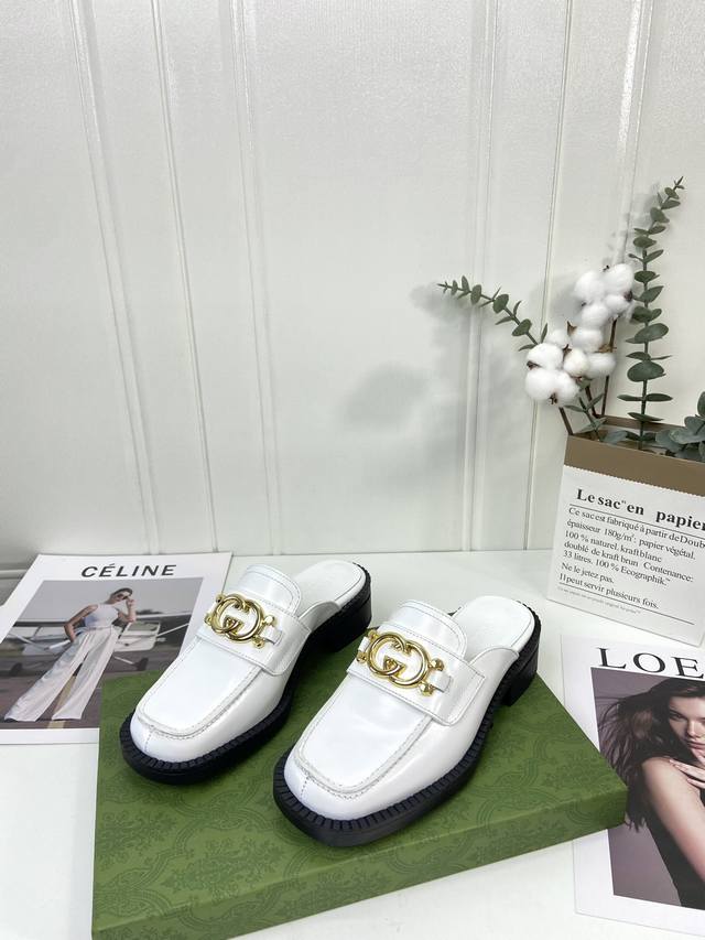 gucci｜古驰最新秋款金属大字母扣乐福鞋小皮鞋，100周年秀场大爆款。版型超正，细节到位非常高级百搭～～Gucci家的鞋一直很好穿，这款穿了感觉没穿一样超级贴