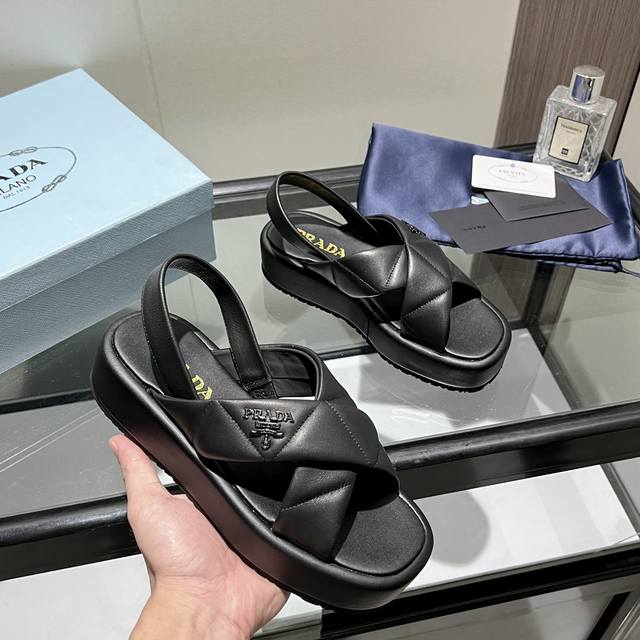 市场顶级版prada普拉达 顶级品质 集优雅知性复古可爱于一身 鞋面：原版混种羊皮电绣原版五金扣 内里：水染羊皮 原版大底 跟高：3.5Cm Size：35-4