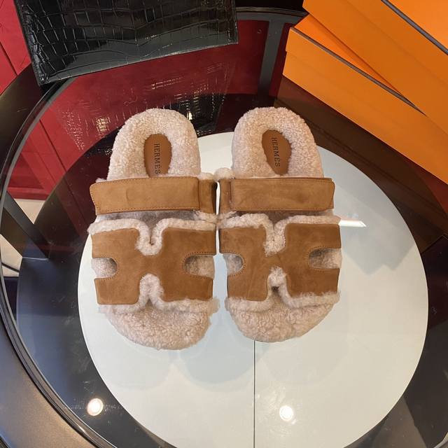 秋冬新款顶级版本男款 女款 最近火到不行的二舅鞋- Chypre凉鞋,丑萌丑萌的。搭配各种彩色袜子，潮爆了 爱马仕新款H凉鞋 拖鞋 高品质 鞋面：进口羊羔皮 垫