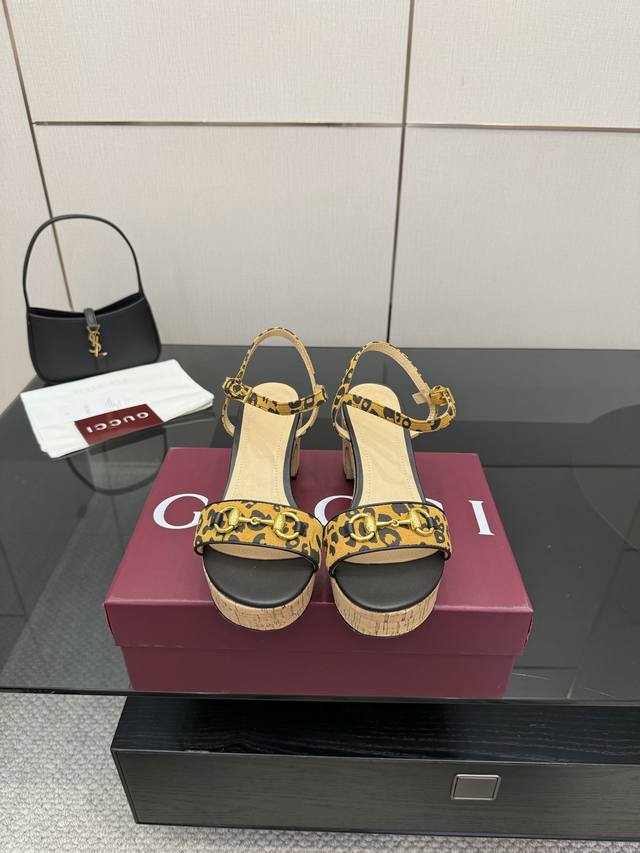 Gucci2025最新水台凉鞋 这款女士漏趾凉鞋彰显品牌传承，尽显别样魅力。采用精致羊皮打造，设计优雅而不失随性，是暖季造型的清爽理想单品 顶级版本、欢迎比对.
