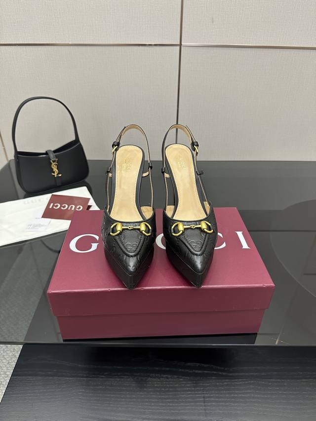 Gucci2025最新厚底凉拖 这款女士漏趾凉鞋彰显品牌传承，尽显别样魅力。采用精致羊皮打造，设计优雅而不失随性，是暖季造型的清爽理想单品 顶级版本、欢迎比对.