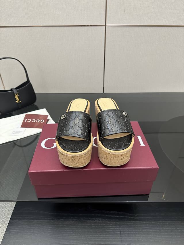 Gucci2025最新厚底凉拖 这款女士漏趾凉鞋彰显品牌传承，尽显别样魅力。采用精致羊皮打造，设计优雅而不失随性，是暖季造型的清爽理想单品 顶级版本、欢迎比对.