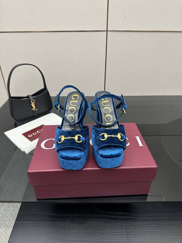 Gucci2025最新水台凉鞋 这款女士漏趾凉鞋彰显品牌传承，尽显别样魅力。采用精致羊皮打造，设计优雅而不失随性，是暖季造型的清爽理想单品 顶级版本、欢迎比对.