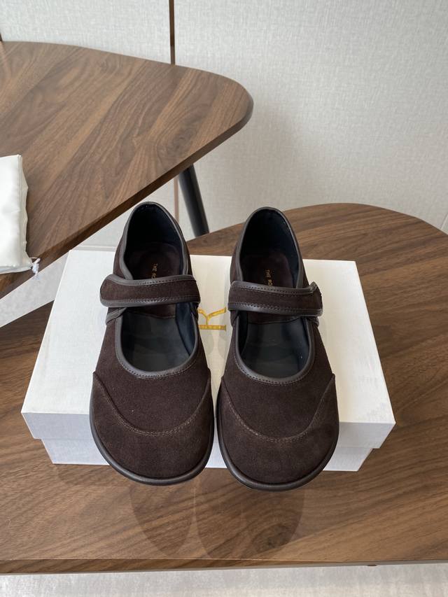 Therow 25Ss新品极简圆头 魔术贴 玛丽珍单鞋 The Row新一季的设计延续极简主义 新款 Canal一脚蹬平底鞋 云朵般柔软的鞋体 兼具优质质感与易