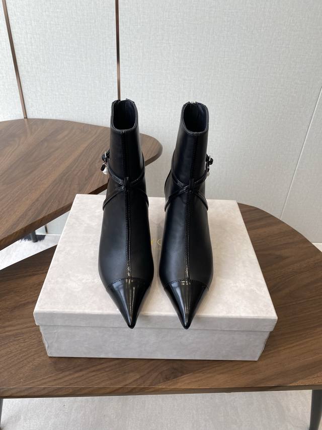Jimmy Choo 25Ss 秋冬季新款 女士 小尖头短靴 拿铁色海军蓝色撞色皮革拼针织踝靴 现代时尚的潮流化身 将经典玛丽珍鞋型重新想象设计，打造出一款拼接