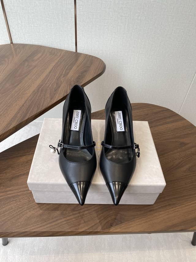 Jimmy Choo 25Ss 春夏 系列Jc新款 高跟拖鞋 单鞋 模糊鞋履与珠宝配饰之间的界线 鲜明 Jimmy Choo 风格设计。 精美上优美悬垂，宛如为