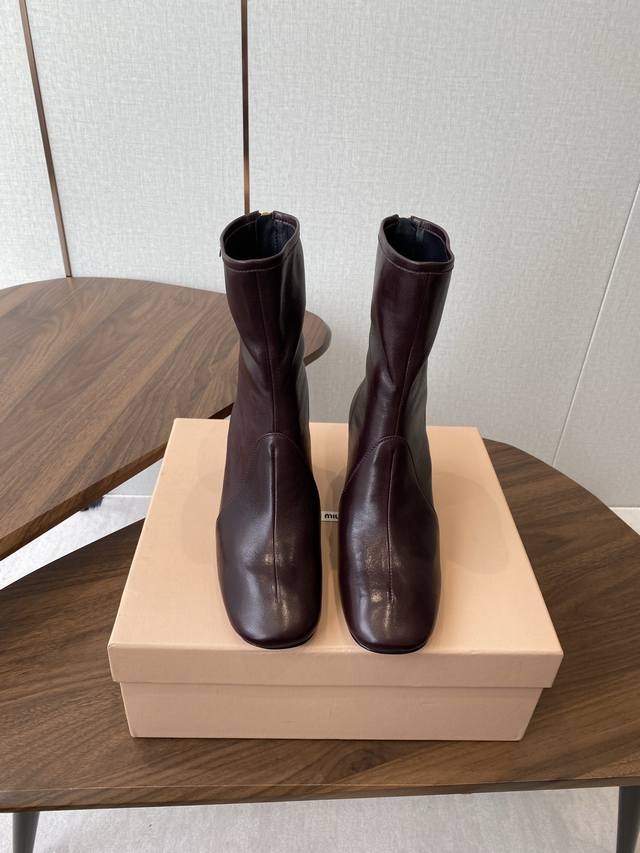 Miu Miu 25Ss 弹力 短靴 秋冬走秀新款短靴！ 今年最值得入手的靴子 没有之一！超多网红明星上脚 Miumiu今年秋冬确实泰酷辣 秋冬限定款 专柜非常