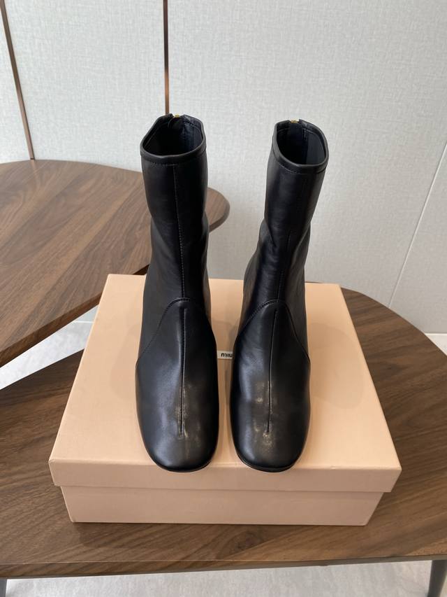 Miu Miu 25Ss 弹力 短靴 秋冬走秀新款短靴！ 今年最值得入手的靴子 没有之一！超多网红明星上脚 Miumiu今年秋冬确实泰酷辣 秋冬限定款 专柜非常