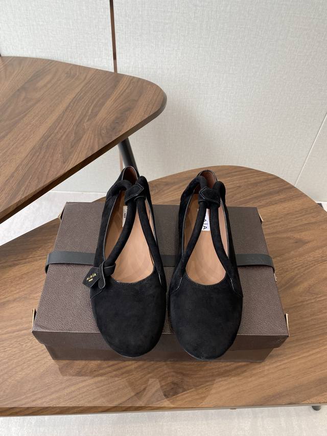 Alaia 25Ss 春夏 芭蕾舞鞋 法国高端一线高定品牌 Azzedinealaia:时尚界最后的手艺人 只忠于展现女性身体曲线的裁剪之王 始创于1979年的