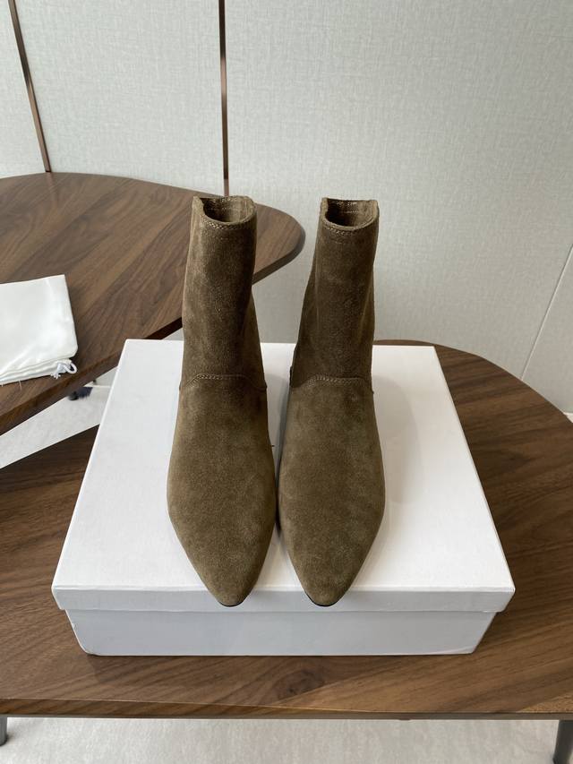 Isabel Marant 伊莎贝尔 25Ss 少女感 一眼就心动 的骑士靴 一脚蹬黑色 Isabel Marant 超级有调性的一款一脚蹬靴子 面料原版一致